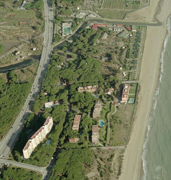 Imagen a&eacute;rea del norte de Gav&agrave; Mar (Camping 3 estrellas, La Murtra, COPASA, Bermar y la autov&iacute;a de Castelldefels)